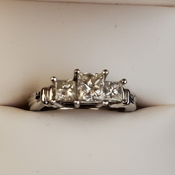 Platinum .950 Diamond Three Stone Princess Cut. - Picture 4 of 16